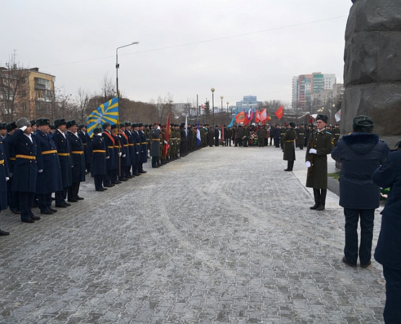 Челябинские активисты возложили цветы к памятнику "Доблестным сынам Отечества"