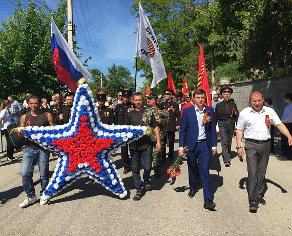 В Крыму активисты "РОДИНЫ" возложили венки и цветы к Вечному Огню
