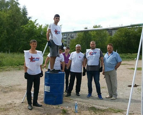 Новосибирские партийцы провели экологический субботник на заброшенной спортивной площадке