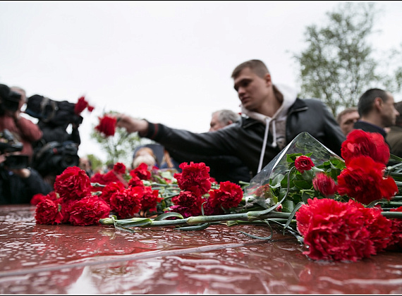 "РОДИНА" в Александровском саду почтила память погибших в Одессе, 5 мая 2014 г. (галерея 1)