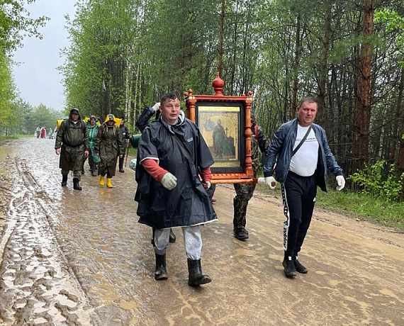 Родинцы из разных регионов вышли на крестный ход с иконой Святого Владимира