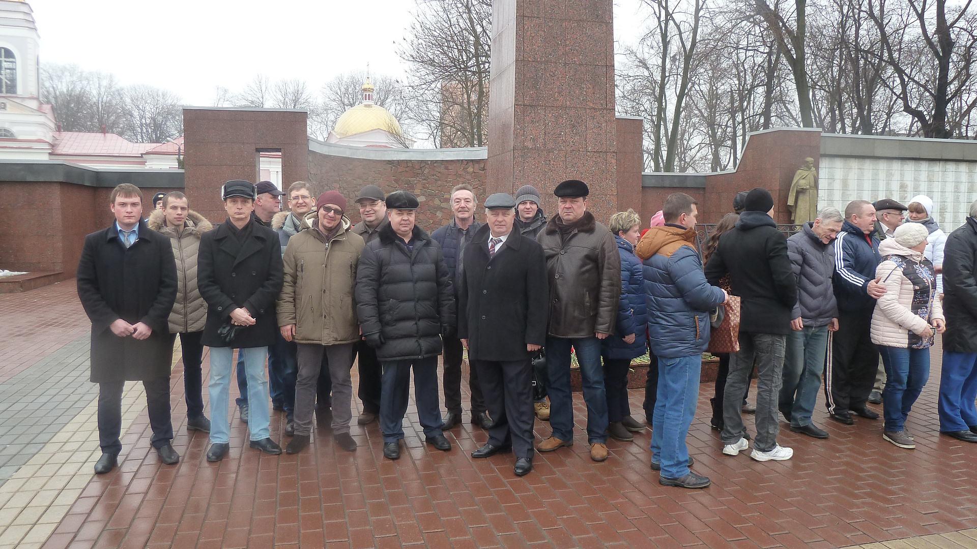 В Липецке партийцы возложили венки и цветы к "Вечному огню"