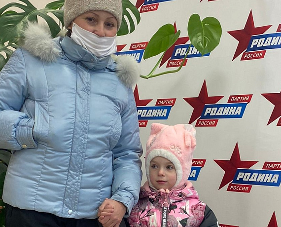 Маленькая жительница Тамбова получила новогодний подарок от депутата Госдумы Алексея Журавлева