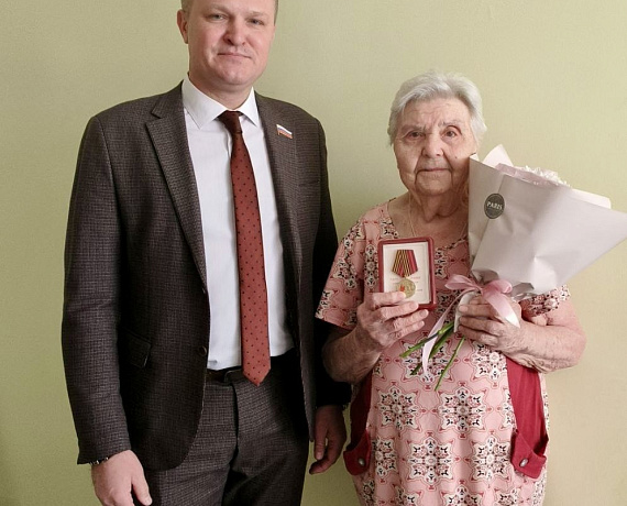 ВЛАДИМИР СУХАРЕВ ВРУЧИЛ ТРУЖЕНИКАМ ТЫЛА МЕДАЛИ «80 ЛЕТ ПОБЕДЫ В ВЕЛИКОЙ ОТЕЧЕСТВЕННОЙ ВОЙНЕ 1941-1945 ГОДОВ»