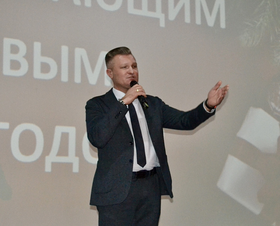 Владимир Сухарев поздравил с Новым годом детей из семей участников СВО
