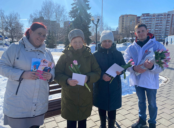 В преддверии 8 Марта Алексей Журавлев подарил цветы жительницам Тамбова