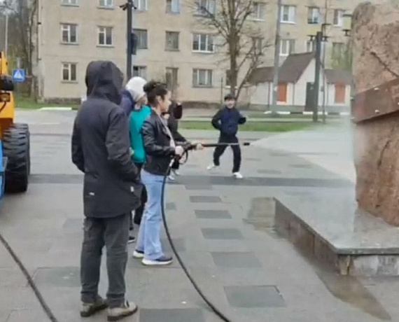 Сергей Захаров помог организовать школьникам акцию по подготовке памятников города к Дню Победы