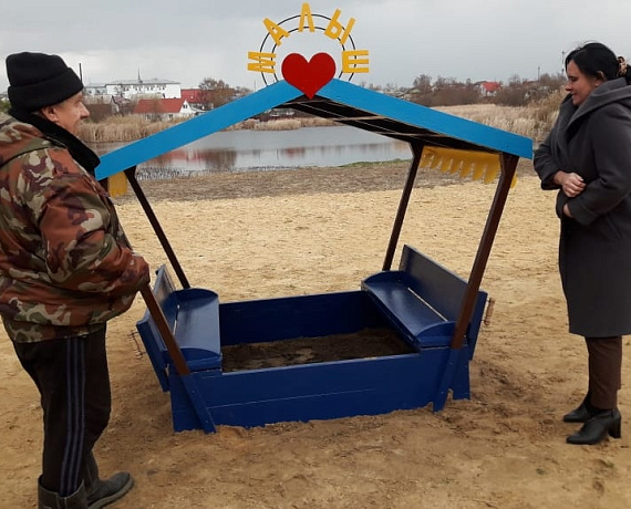 Воронежские родинцы оборудовали детскую площадку