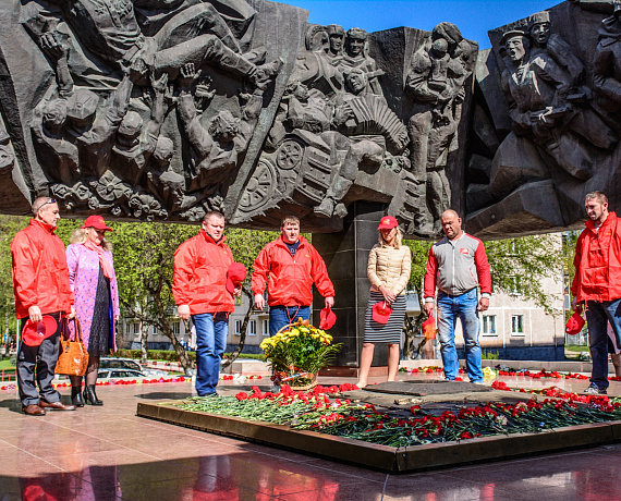 Кемеровская "РОДИНА" возложила цветы к Вечному огню (фото)