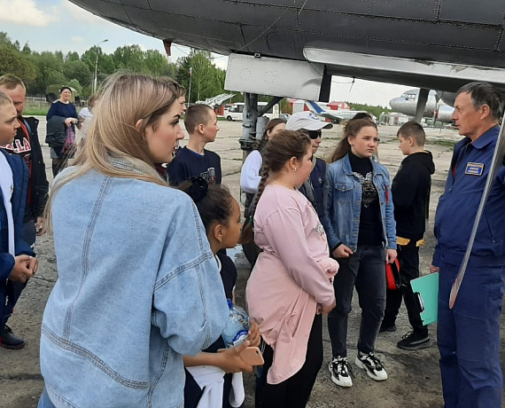Калужская "РОДИНА" организовала экскурсию по аэродрому для школьников 6-8 классов