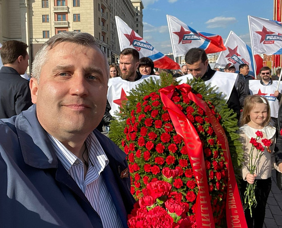 Соратники партии "РОДИНА" возложили венки и цветы к Могиле Неизвестного Солдата