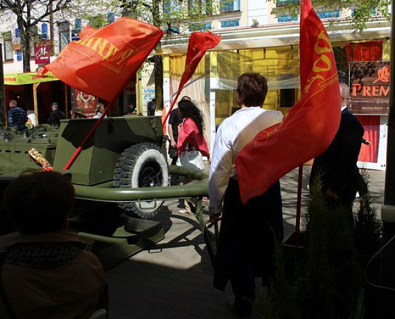 Ярославские партийцы в День Победы угостили горожан солдатской кашей