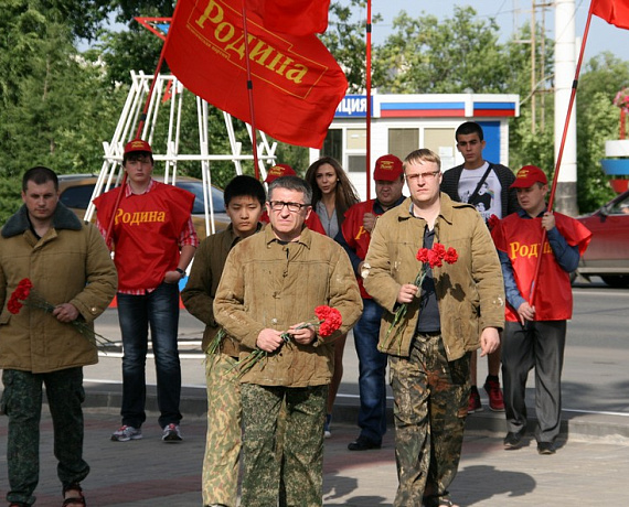 Социал-патриоты возложили цветы к Вечному огню в Оренбурге