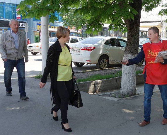 Активисты Новочеркасска раздавали георгиевские ленты в пику "бизнесменам от патриотизма"