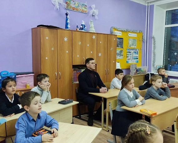 Депутат Подмосковной "РОДИНЫ" провел урок Конституции для школьников