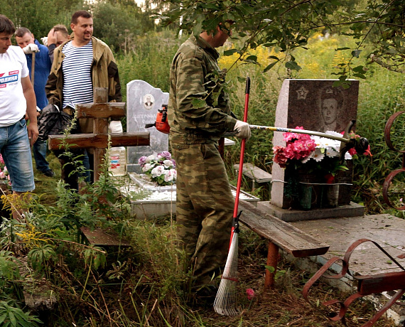 Тарас Сидорин принял участие в обустройстве могил защитников Родины на Игнатовском кладбище