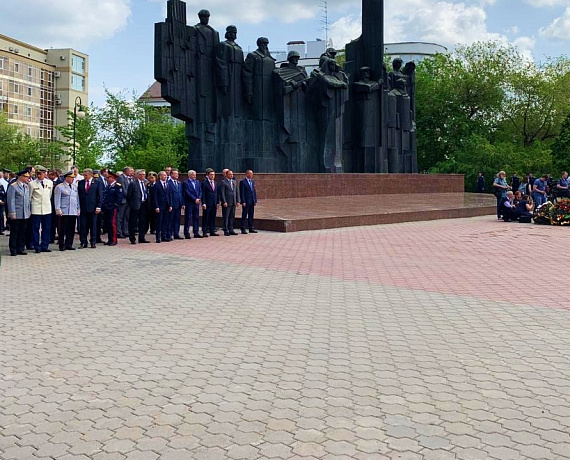Делегация Воронежской "РОДИНЫ" возложила цветы к Вечному огню