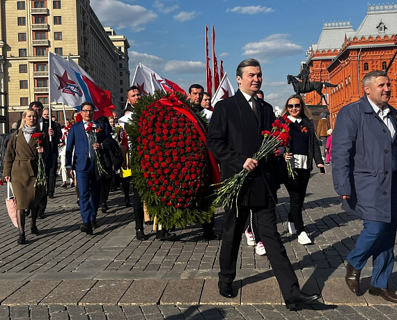 Соратники партии "РОДИНА" возложили венки и цветы к Могиле Неизвестного Солдата