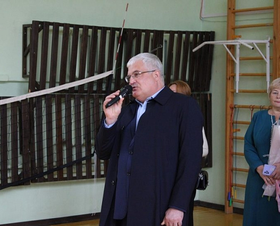 Школьники Новосибирска получили подарки и поздравления от Вячеслава Илюхина и Леонида Рыбина