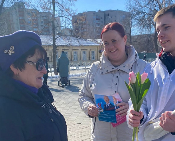 В преддверии 8 Марта Алексей Журавлев подарил жительницам Тамбова цветы