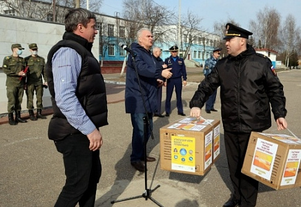 УЧАСТНИКИ РЕПЕТИЦИИ ПАРАДА ПОБЕДЫ В ЯРОСЛАВЛЕ ПОЛУЧИЛИ ОТ "РОДИНЫ" 4000 МЕДИЦИНСКИХ МАСОК