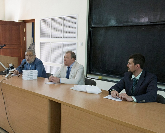 Михаил Хазин в Новосибирске встретился с преподавателями и студентами
