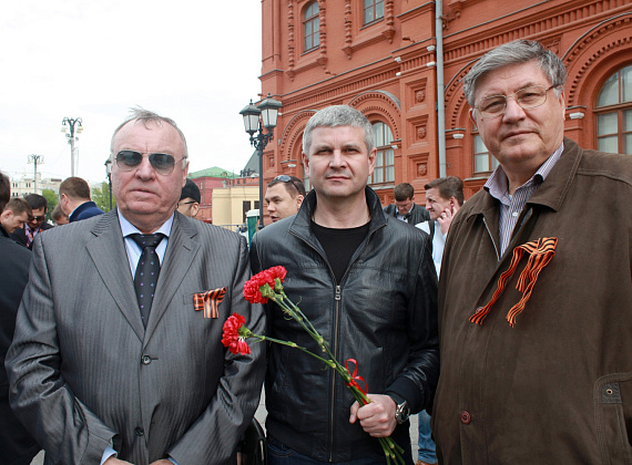 Возложение венков и цветов партией "РОДИНА" в Вечному огню, 8 мая 2014 г.