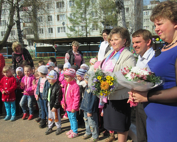 Новгородская "РОДИНА" подарила детскому саду игровую площадку