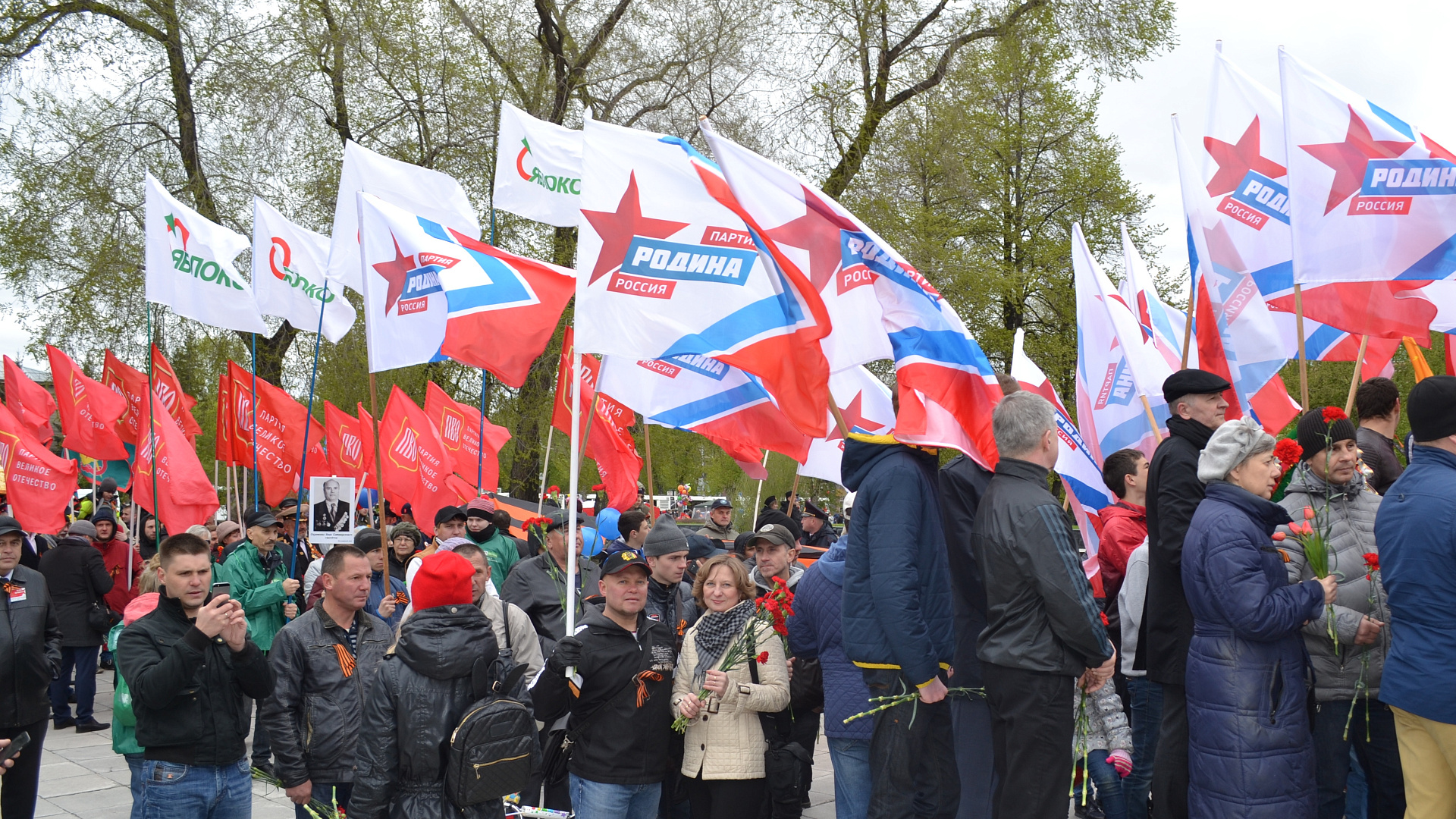 9 мая новосибирская "РОДИНА" возложила венки и цветы к Монументу Славы