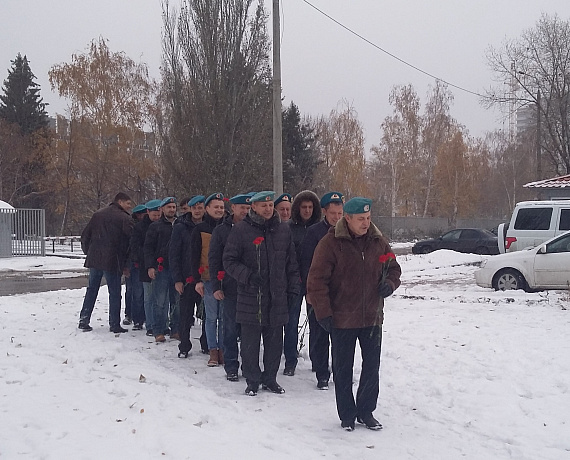 Активисты казанской "РОДИНЫ" возложили цветы к памятнику воинам, погибшим в Афганистане
