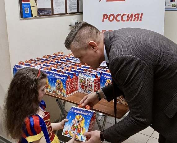 В РАМКАХ БЛАГОТВОРИТЕЛЬНОЙ АКЦИИ «ИСПОЛНИМ НОВОГОДНЮЮ МЕЧТУ!» ВЛАДИМИР СУХАРЕВ ПОЗДРАВИЛ ЮНЫХ АСТРАХАНЦЕВ С НАСТУПАЮЩИМ НОВЫМ ГОДОМ