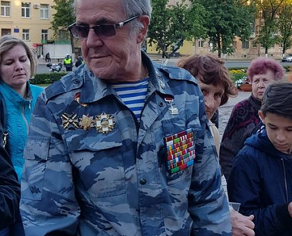 Псковские партийцы провели мемориальную акцию "Свеча памяти"
