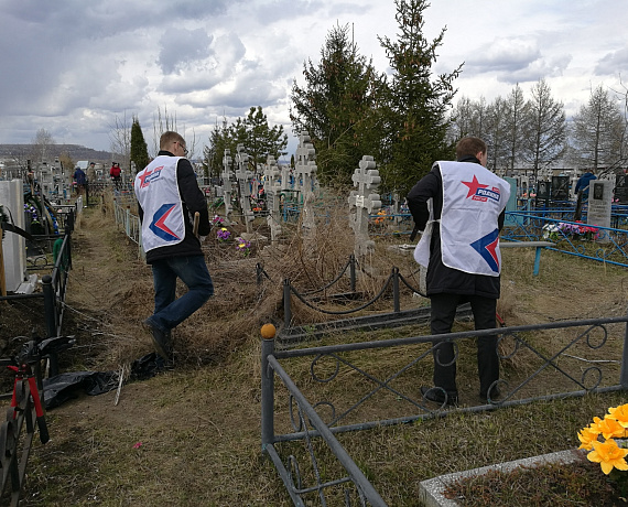 Ульяновские партийцы навели порядок на заброшенных могилах участников войны