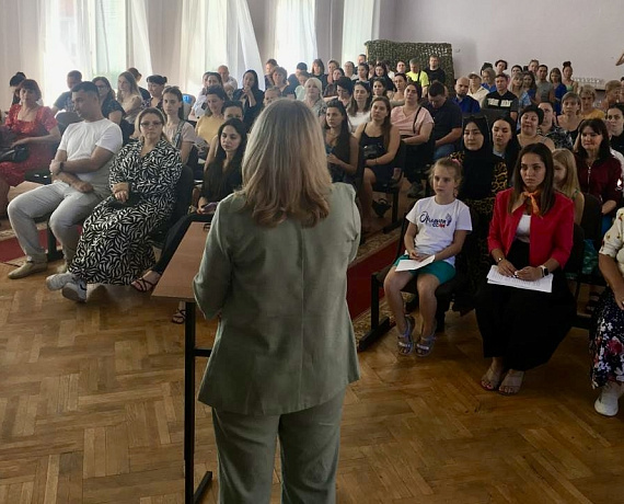 Владимир Сухарев принял участие во встрече-форуме педагогов и родителей школы №30 города Астрахани