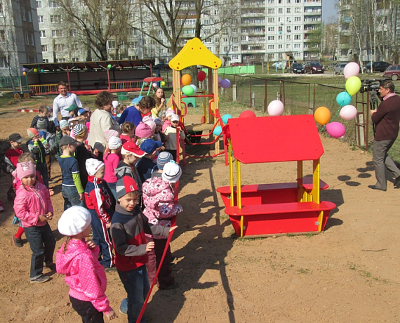 Новгородская "РОДИНА" подарила детскому саду игровую площадку