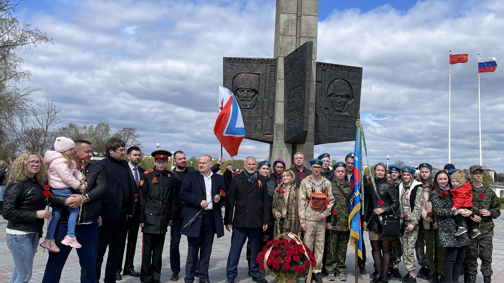 В Твери Журавлев с соратниками почтили память погибших героев у Обелиска Победы