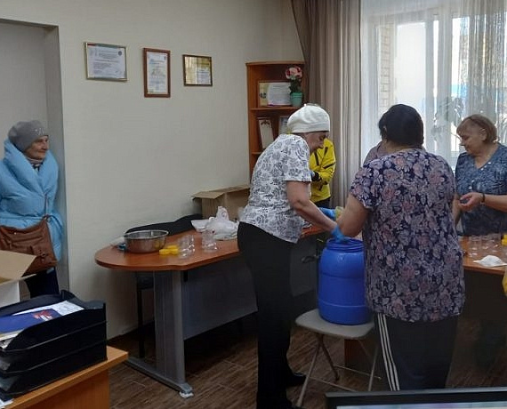 Клуб избирателей Вячеслава Илюхина и реготделение партии "РОДИНА" готовят к отправке бойцам отборный мёд Горного Алтая