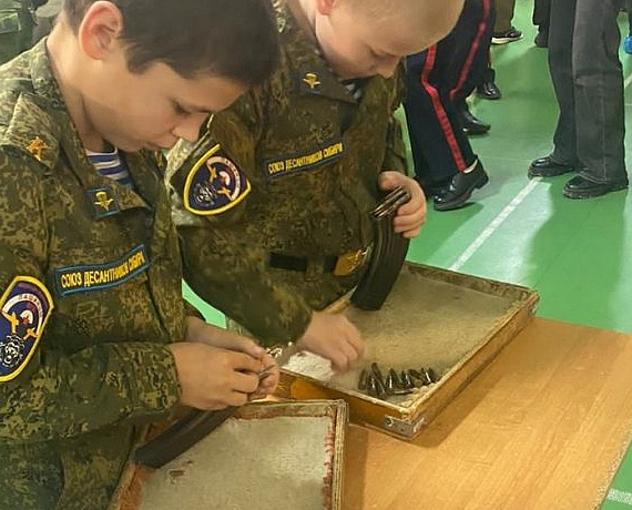 Школьники поблагодарили Вячеслава Илюхина за помощь в подготовке и участии в военно-спортивных соревнованиях
