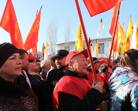 Крым наш: оренбургские патриоты вышли на праздничный митинг