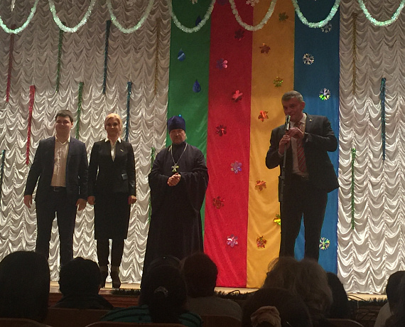Алексей Журавлев поздравил детей Рамонского района с Рождеством