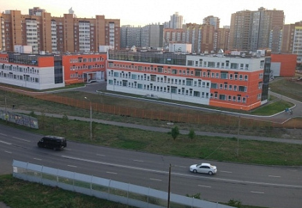 ОГРОМНАЯ ЯМА МЕШАЕТ ПОДЪЕХАТЬ К ШКОЛЕ В КРАСНОЯРСКЕ
