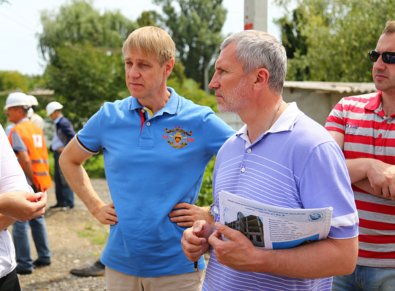 Алексей Журавлёв осматривает стройплощадку противотуберкулёзного диспансера в Рыбнице, ПМР, 23 июля 2014 г.