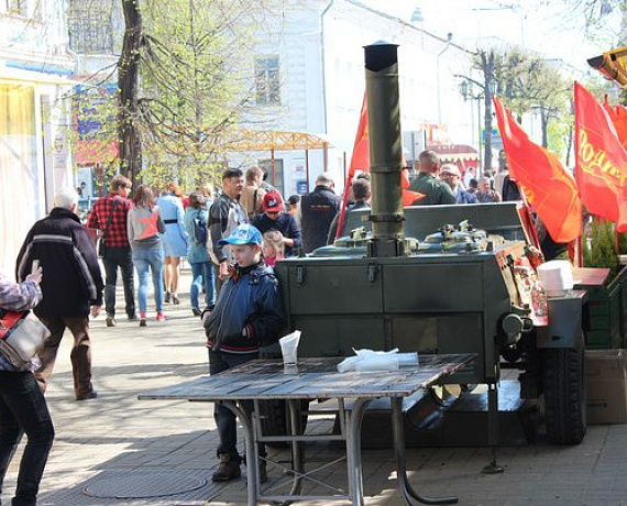 Ярославские партийцы в День Победы угостили горожан солдатской кашей