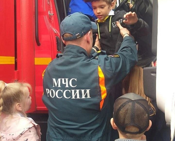 Сергей Захаров поздравил сотрудников МЧС 