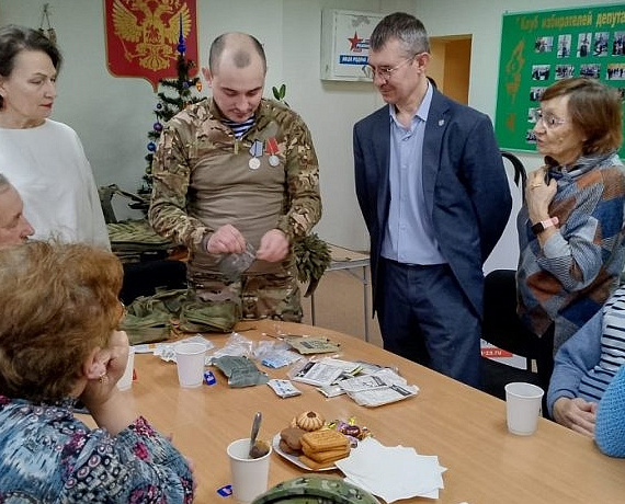 Клуб избирателей Вячеслава Илюхина организовал встречу волонтеров и школьников с ветераном СВО