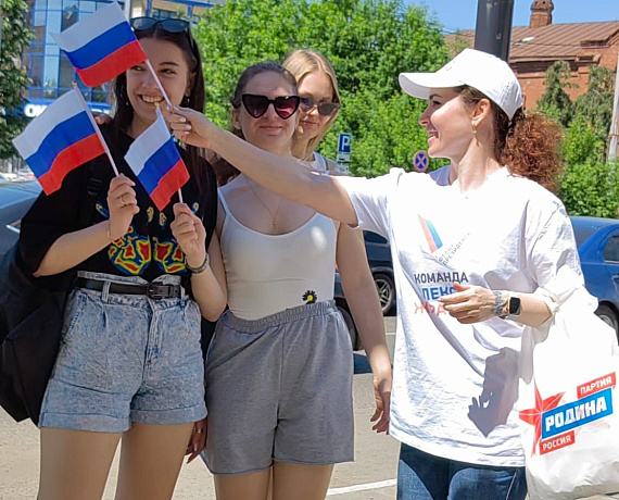 Сотрудники Приемной Журавлева поздравили тамбовчан с Днем России и с Днем города