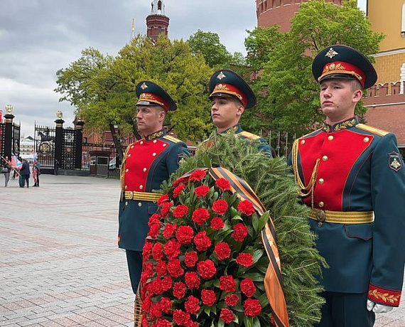 Соратники партии "РОДИНА" возложили венки и цветы к Могиле Неизвестного Солдата