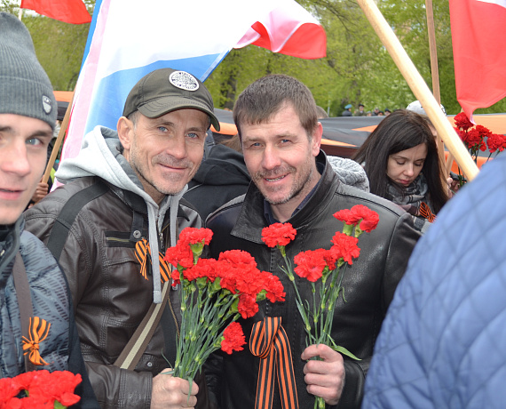 9 мая новосибирская "РОДИНА" возложила венки и цветы к Монументу Славы