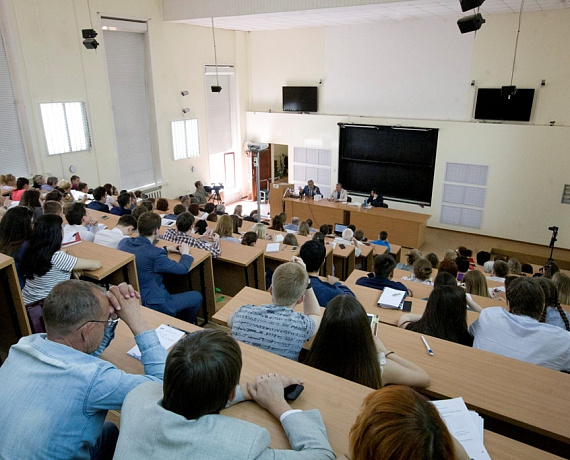Михаил Хазин в Новосибирске встретился с преподавателями и студентами