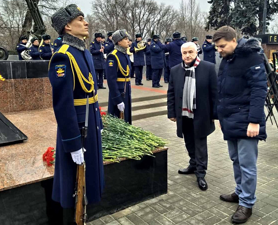 Делегация Воронежской "РОДИНЫ" в День Героев Отечества возложила венок в парке "Патриот"